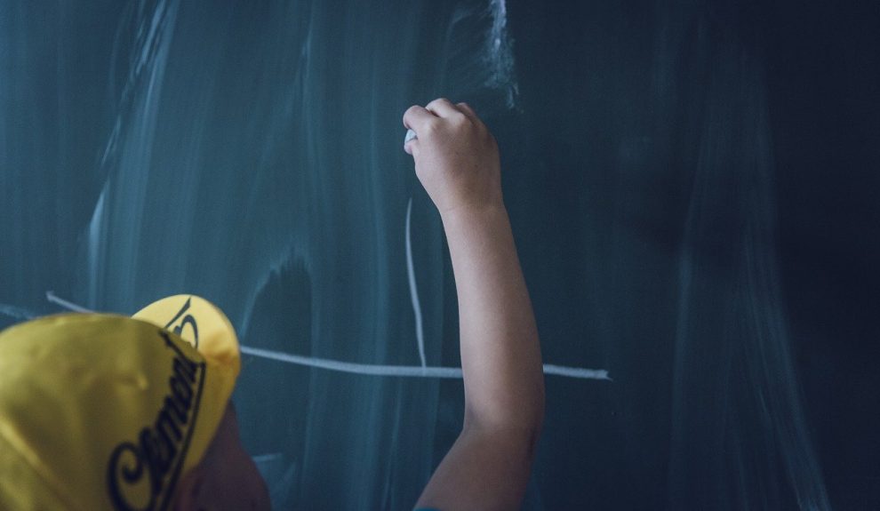 Alumno escribiendo en una pizarra | Foto: ARCHIVO