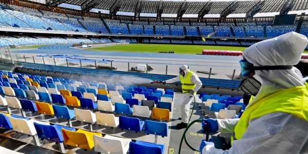 Operarios desinfectando un estadio de fútbol en Italia | Foto: TVE