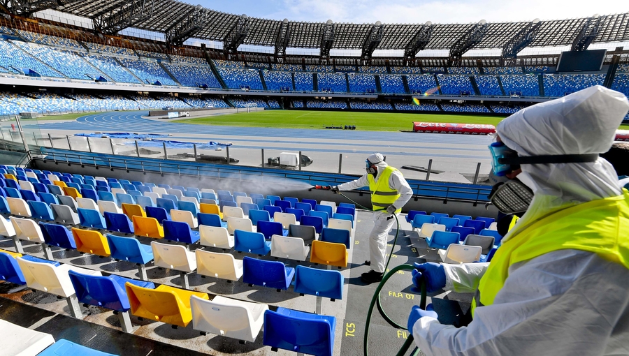 Operarios desinfectando un estadio de fútbol en Italia | Foto: TVE