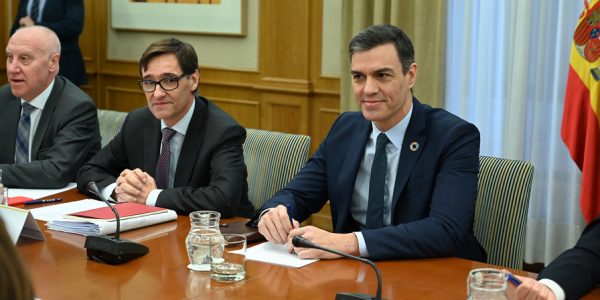 Salvador Illa (izq.) y Pedro Sánchez en una reunión de seguimiento del coronavirus el pasado lunes | Foto: MONCLOA