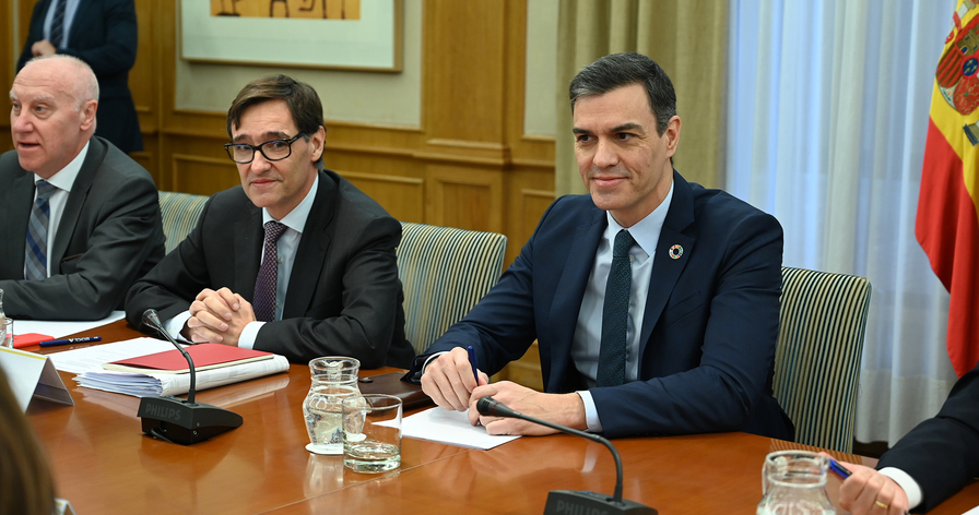 Salvador Illa (izq.) y Pedro Sánchez en una reunión de seguimiento del coronavirus el pasado lunes | Foto: MONCLOA