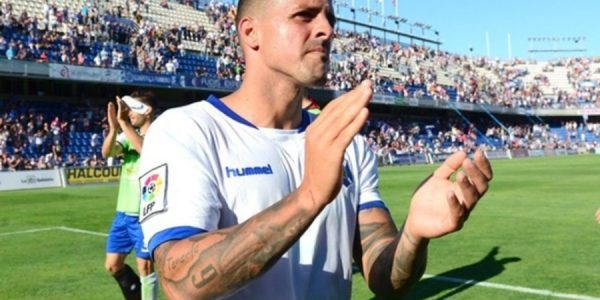 Vitolo aplaudiendo cuando jugaba en el CD Tenerife | Foto: ARCHIVO