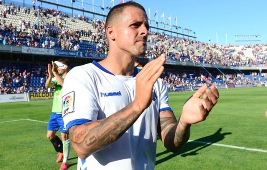 Vitolo aplaudiendo cuando jugaba en el CD Tenerife | Foto: ARCHIVO