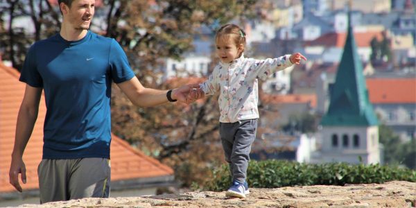 Niña pequeña paseando con un adulto | Foto: PIXABAY