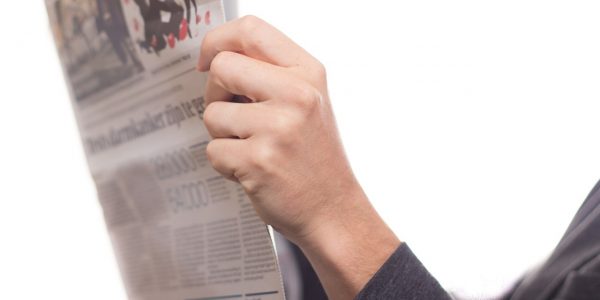 Persona leyendo periódico | Foto: PIXABAY