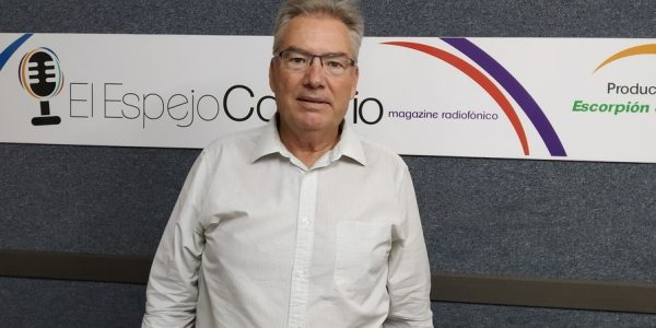 Juan Ruiz en los estudios de El Espejo Canario