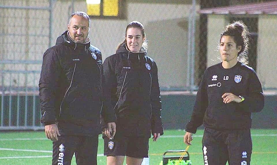 Santi Lemus con dos jugadoras de la UD Granadilla | Foto: SANTI LEMUS