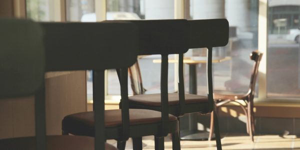 Sillas en un bar | Foto: PIXABAY