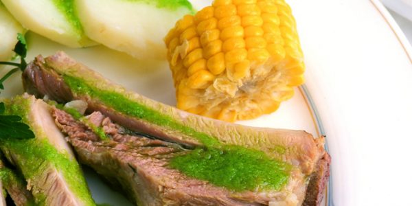 Plato de costillas con papas y piña | Foto: MONTESANO