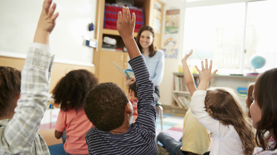 Niños y niñas en una clase | ARCHIVO