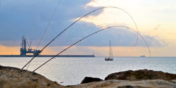 Cañas de pesca en el puerto de La Luz | ARCHIVO