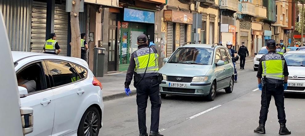 Policías Nacionales durante un control | Foto: DELEGACIÓN DEL GOBIERNO DE CANARIAS