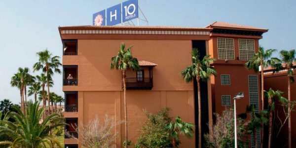 Turistas confinados en una habitación del hotel H10 Costa Adeje hace un año | TVE