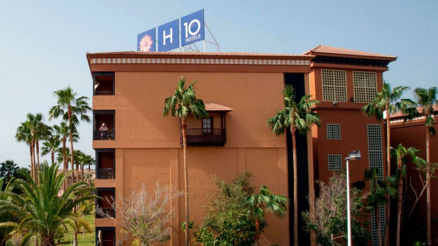 Turistas confinados en una habitación del hotel H10 Costa Adeje hace un año | TVE