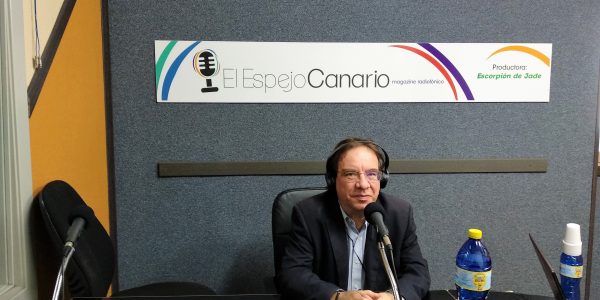 Amós García en los estudios de El Espejo Canario