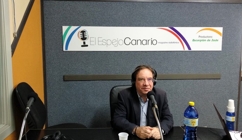 Amós García en los estudios de El Espejo Canario