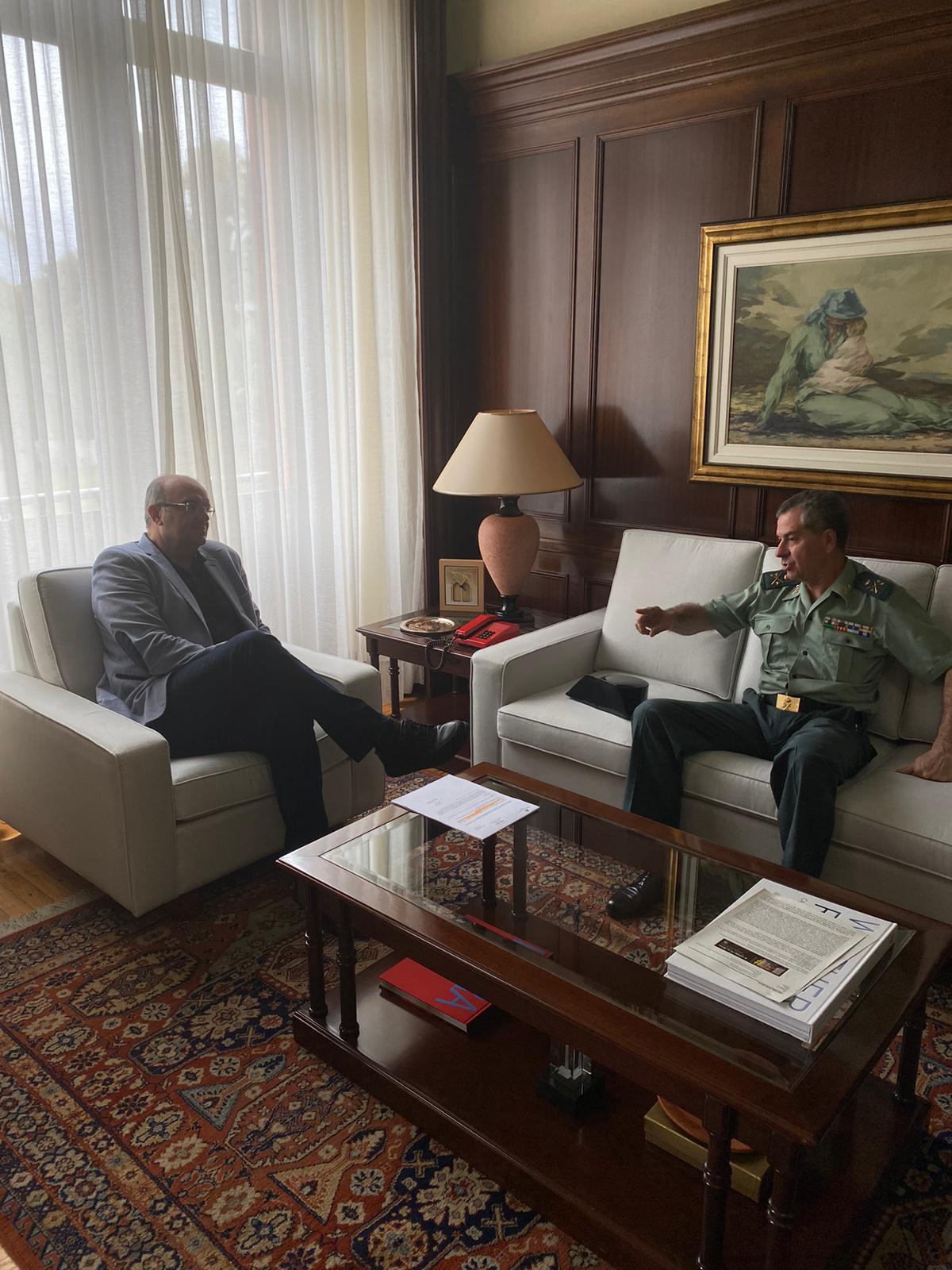 Anselmo Pestana durante la reunión de coordinación con el General Juan Luis Pérez | Foto: DELEGACIÓN DEL GOBIERNO Anselmo Pestana durante la reunión de coordinación con el General Juan Luis Pérez | Foto: DELEGACIÓN DEL GOBIERNO