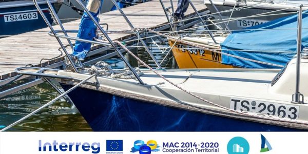 Barco en un puerto deportivo