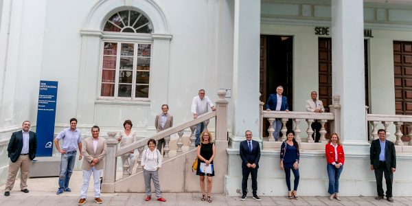Foto de familia de los componentes de la iniciativa Canarias Importa junto a directivos del Consejo Social de la ULPGC | Foto: ULPGC