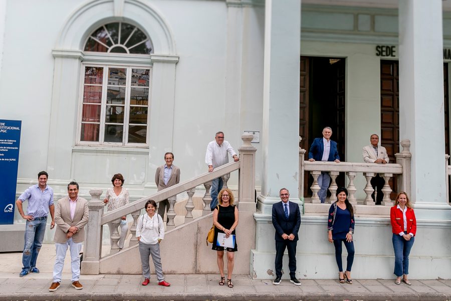 Foto de familia de los componentes de la iniciativa Canarias Importa junto a directivos del Consejo Social de la ULPGC | Foto: ULPGC Foto de familia de los componentes de la iniciativa Canarias Importa junto a directivos del Consejo Social de la ULPGC | Foto: ULPGC