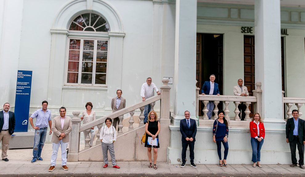 Foto de familia de los componentes de la iniciativa Canarias Importa junto a directivos del Consejo Social de la ULPGC | Foto: ULPGC