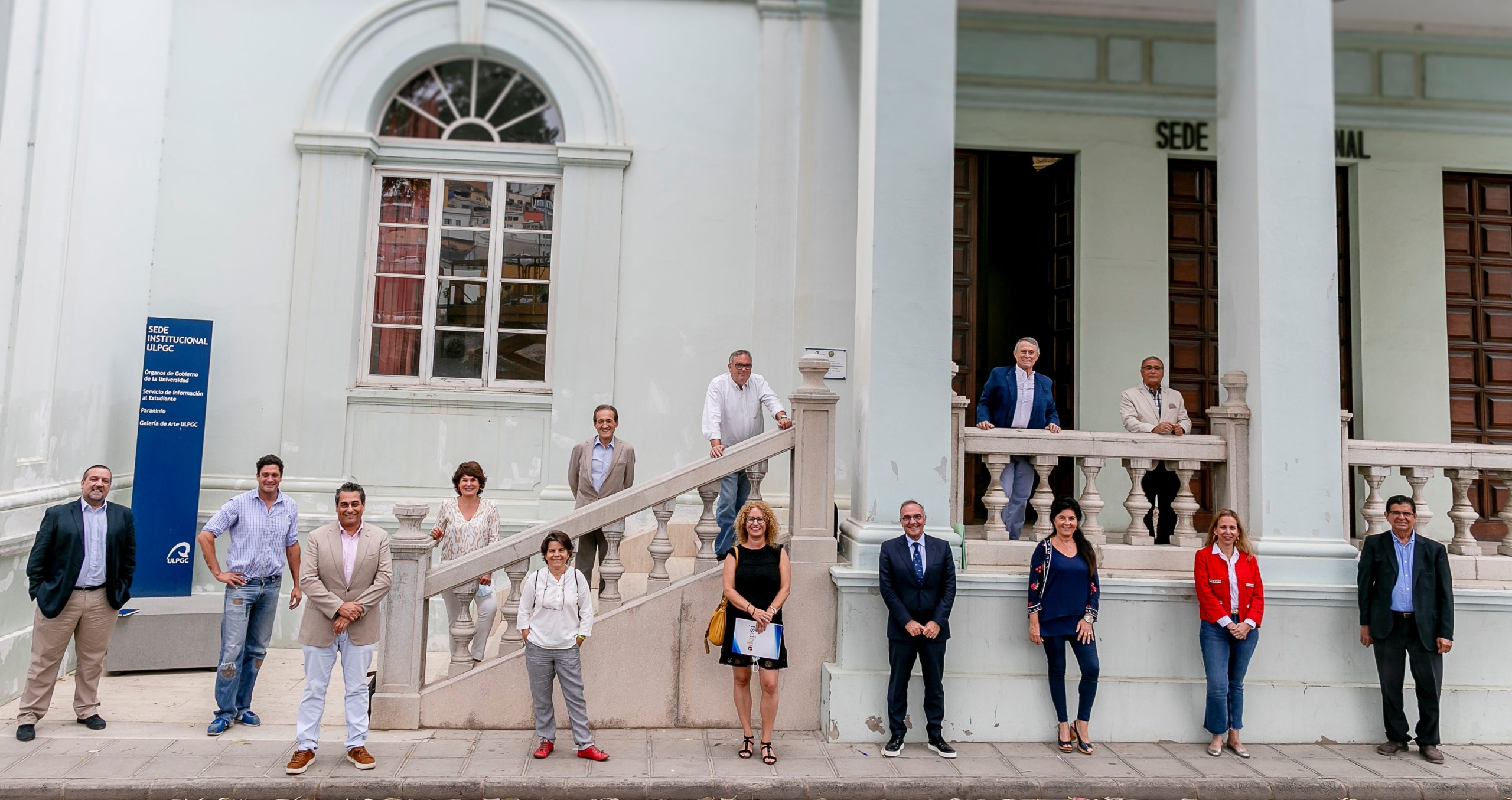 Foto de familia de los componentes de la iniciativa Canarias Importa junto a directivos del Consejo Social de la ULPGC | Foto: ULPGC Foto de familia de los componentes de la iniciativa Canarias Importa junto a directivos del Consejo Social de la ULPGC | Foto: ULPGC