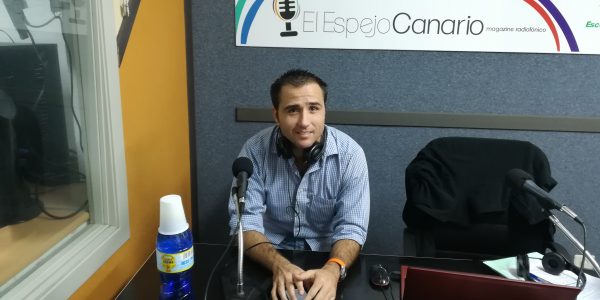 Ángel Sabroso en los estudios de El Espejo Canario