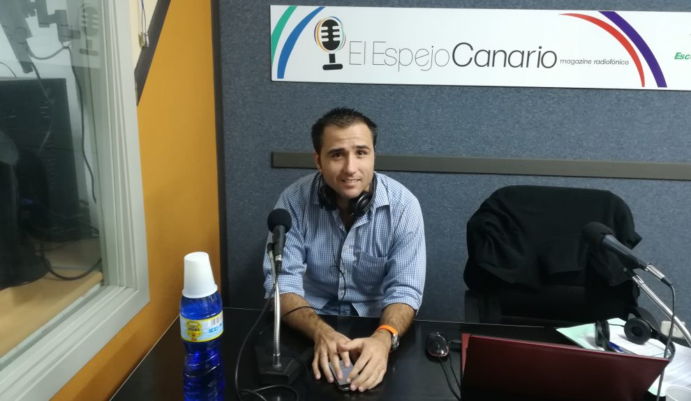 Ángel Sabroso en los estudios de El Espejo Canario