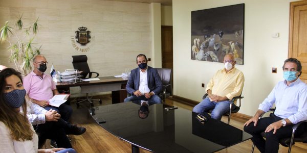 Blas Acosta durante la reunión con las patronales turísticas | Foto: CABILDO DE FUERTEVENTURA