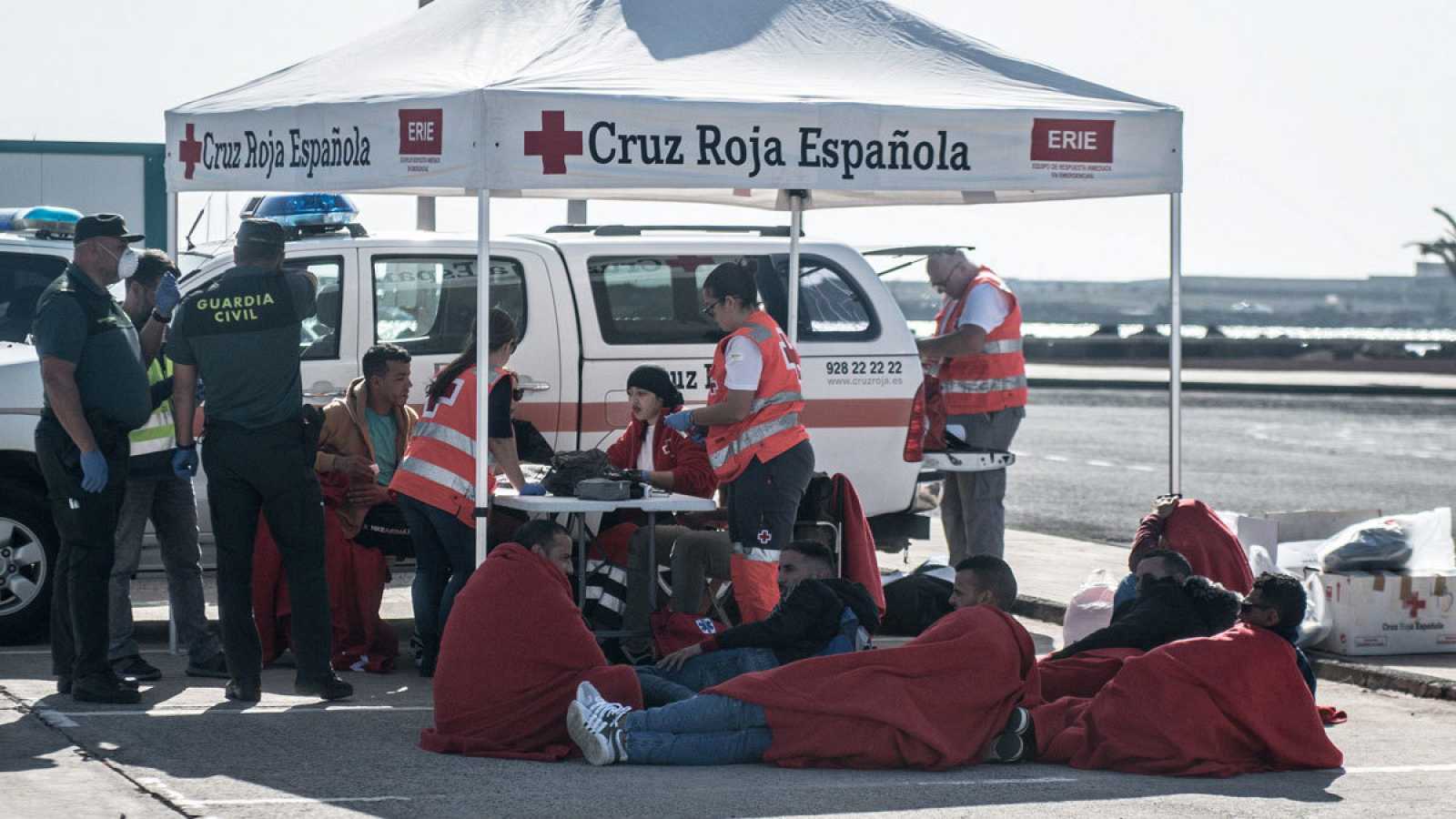 Cruz Roja atendiendo a migrantes en Arrecife (Lanzarote) | Foto: TVE Cruz Roja atendiendo a migrantes en Arrecife (Lanzarote) | Foto: TVE
