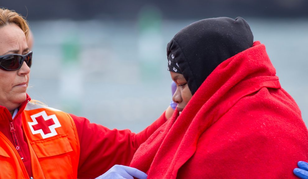 Cruz Roja atendiendo a una mujer migrante | Foto: ARCHIVO