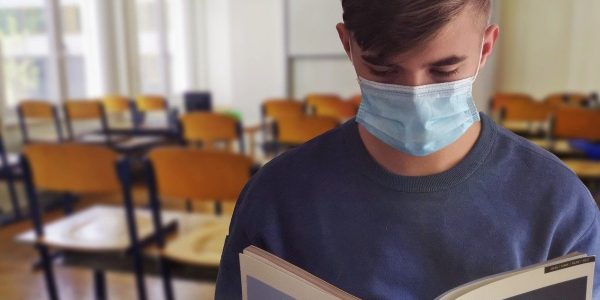 Estudiante con mascarilla