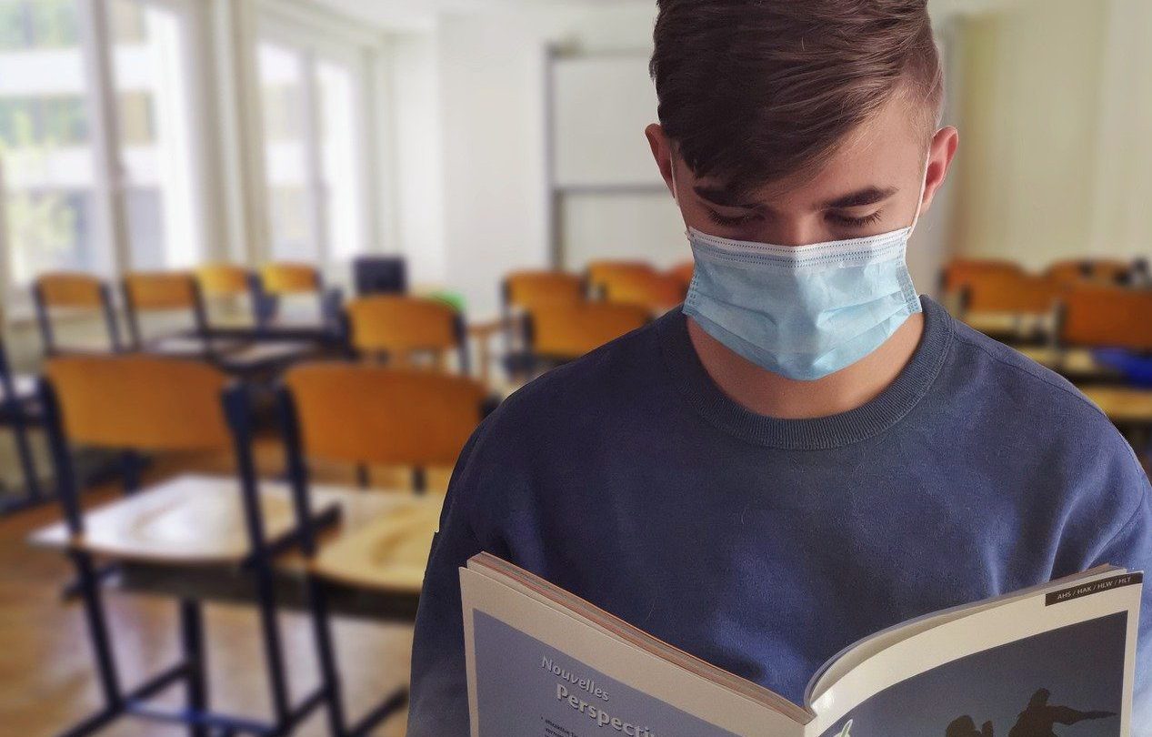 Estudiante con mascarilla Estudiante con mascarilla