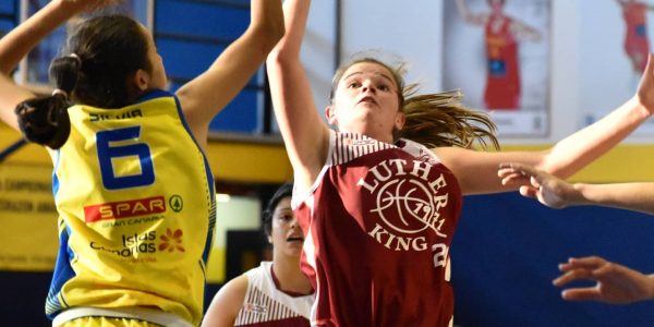 Jóvenes diputándose un balón | Foto: FEDERACIÓN CANARIA DE BALONCESTO