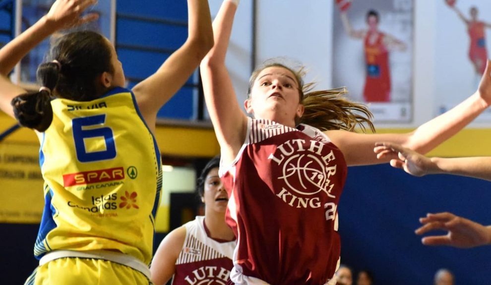 Jóvenes diputándose un balón | Foto: FEDERACIÓN CANARIA DE BALONCESTO