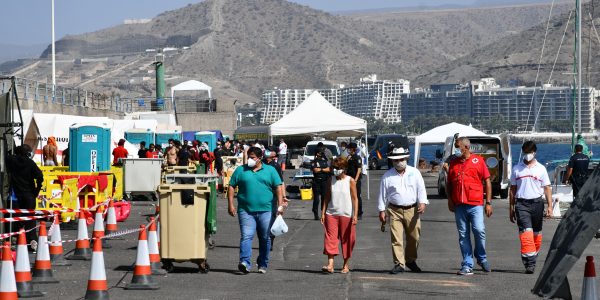 Mencey Navarro (izq.) visitando el muelle de Arguineguín el pasado octubre | AYUNTAMIENTO DE MOGÁN