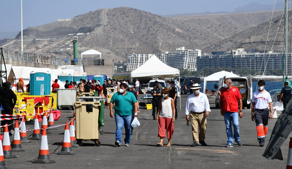 Mencey Navarro (izq.) visitando el muelle de Arguineguín el pasado octubre | AYUNTAMIENTO DE MOGÁN