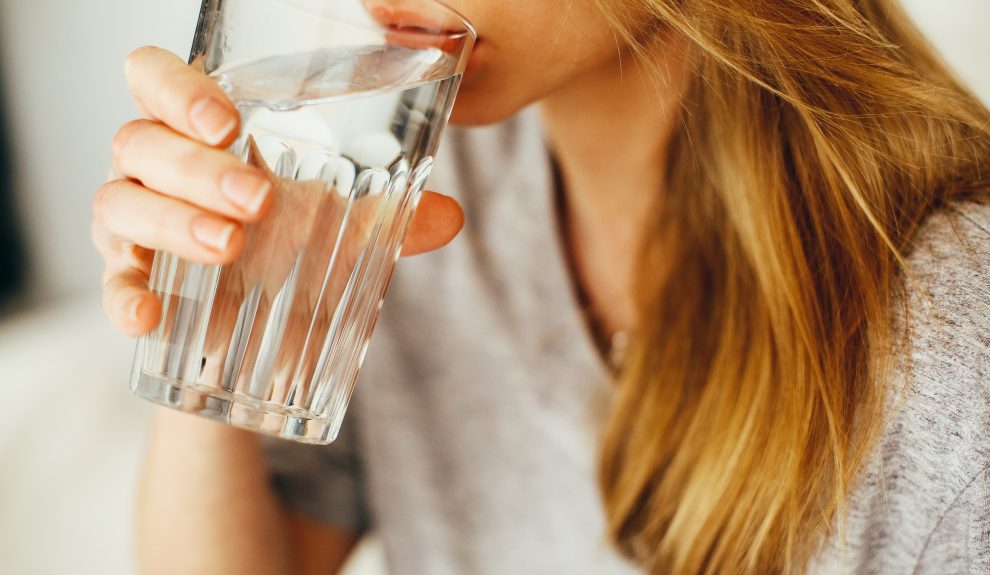 Mujer bebiendo un vaso de agua