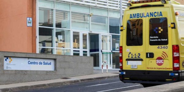 Ambulancia a su llegada al Centro de Salud | Foto: ARCHIVO