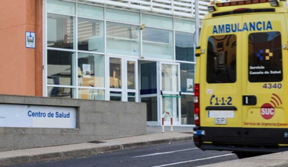 Ambulancia a su llegada al Centro de Salud | Foto: ARCHIVO