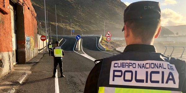 Policía Nacionales en un control de tráfico | Foto: DELEGACIÓN DEL GOBIERNO EN CANARIAS