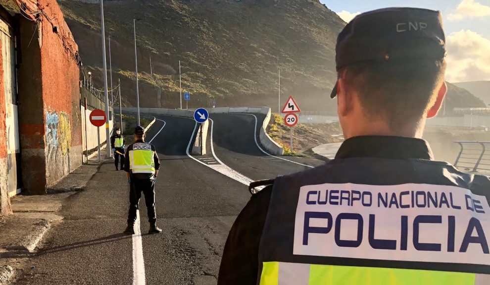 Policía Nacionales en un control de tráfico | Foto: DELEGACIÓN DEL GOBIERNO EN CANARIAS