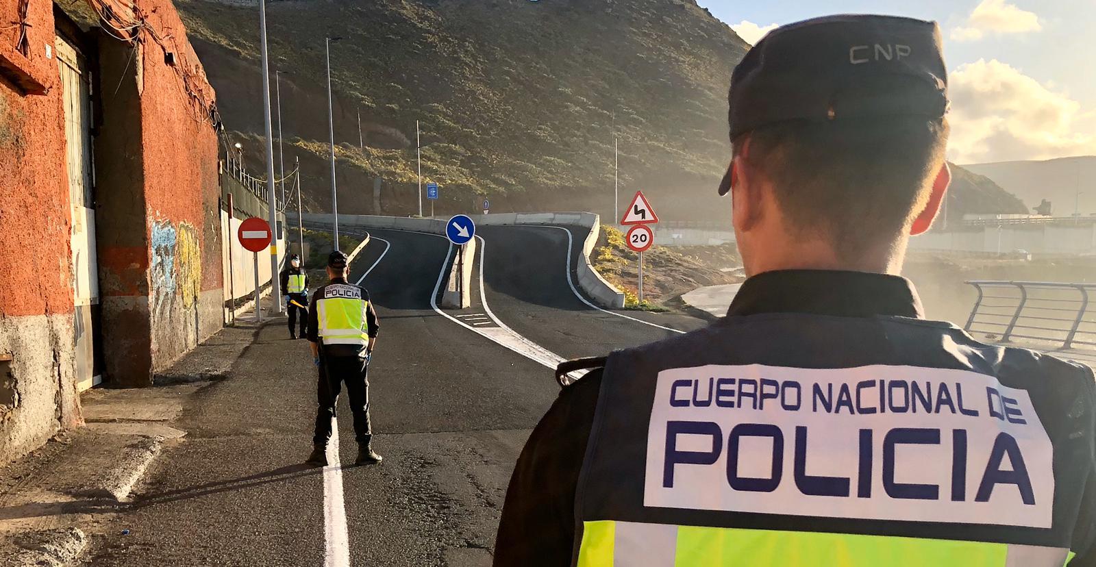 Policía Nacionales en un control de tráfico | Foto: DELEGACIÓN DEL GOBIERNO EN CANARIAS Policía Nacionales en un control de tráfico | Foto: DELEGACIÓN DEL GOBIERNO EN CANARIAS