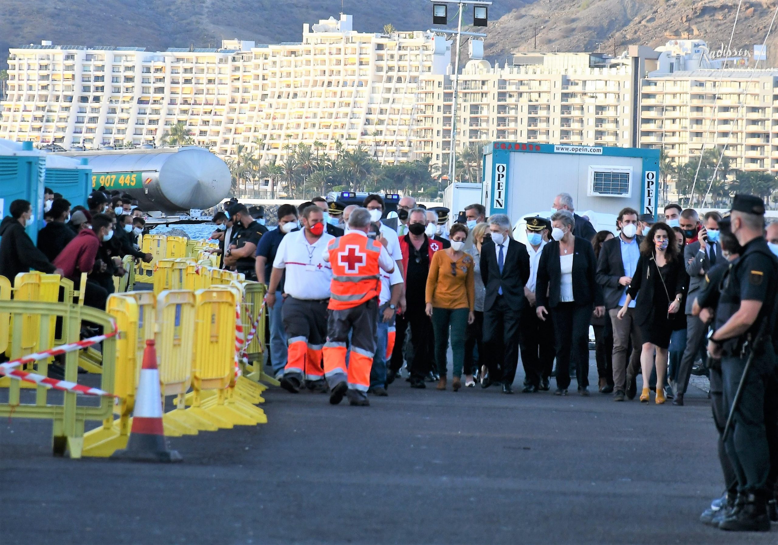 Visita del ministro Marlaska al muelle de Arguineguín | Foto: AYUNTAMIENTO DE MOGÁN Visita del ministro Marlaska al muelle de Arguineguín | Foto: AYUNTAMIENTO DE MOGÁN