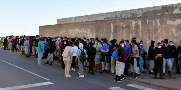 Personas migrantes en el Muelle de Arguineguín | Foto: AYUNTAMIENTO DE MOGÁN