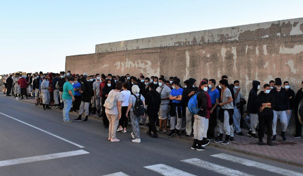 Personas migrantes en el Muelle de Arguineguín | Foto: AYUNTAMIENTO DE MOGÁN