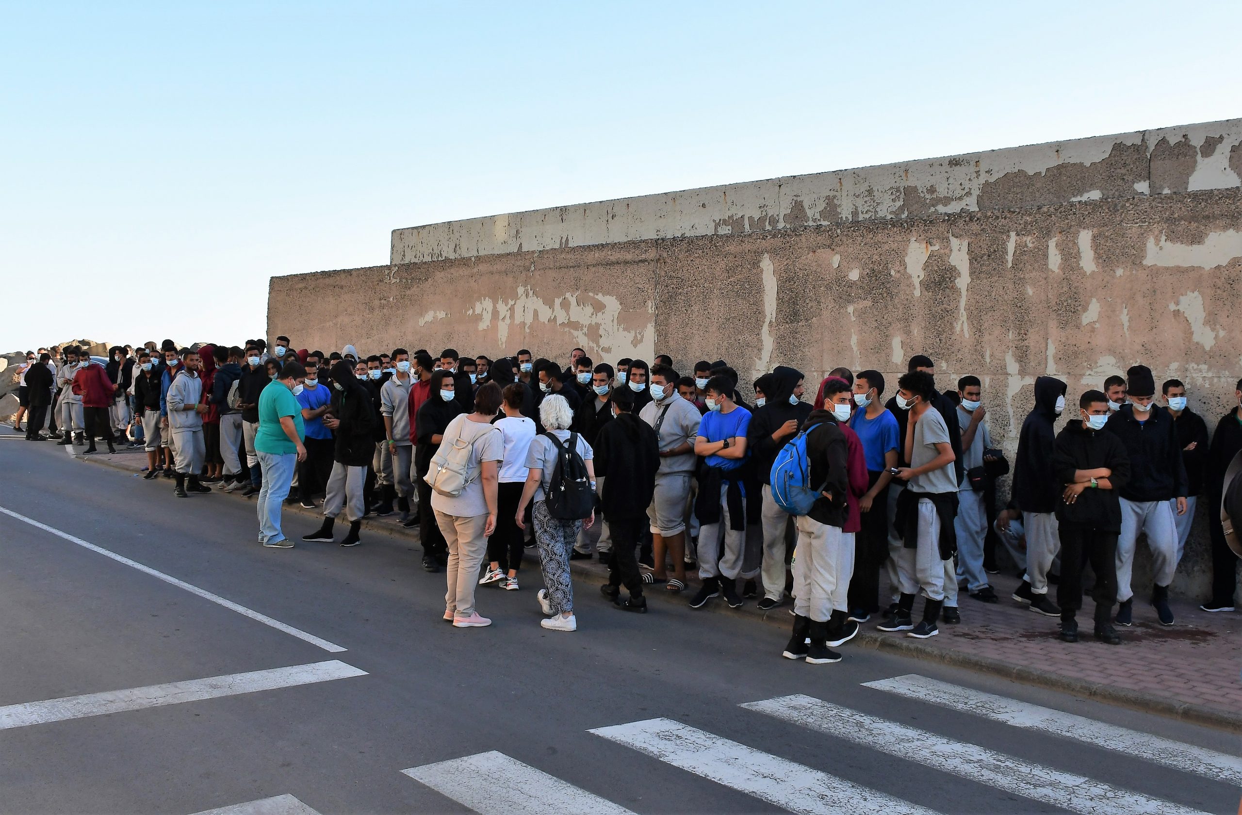 Personas migrantes en el Muelle de Arguineguín | Foto: AYUNTAMIENTO DE MOGÁN Personas migrantes en el Muelle de Arguineguín | Foto: AYUNTAMIENTO DE MOGÁN