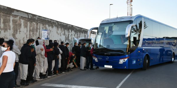 Personas migrantes en el Muelle de Arguineguín | Foto: AYUNTAMIENTO DE MOGÁN