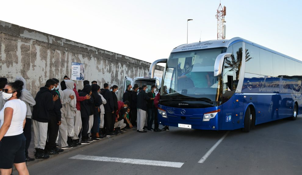 Personas migrantes en el Muelle de Arguineguín | Foto: AYUNTAMIENTO DE MOGÁN