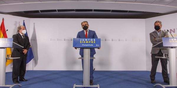 José Luis Rivero, Román Rodríguez y Diego López | Foto: PRESENTACIÓN REVISTA HACIENDA CANARIA